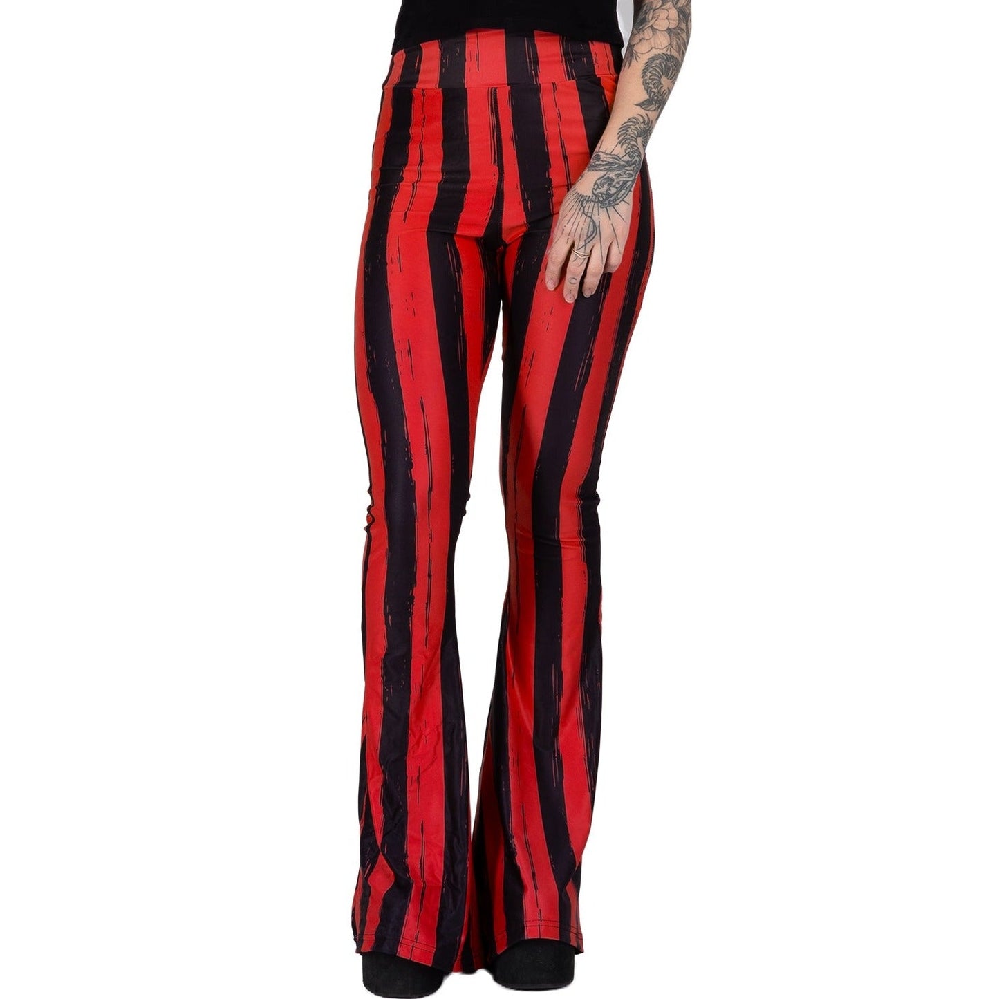 Pantalones acampanados Hellz Bellz a rayas rojas y negras desgastadas